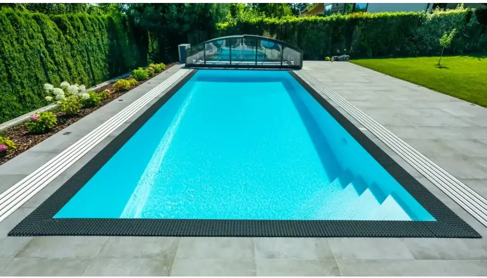 Poolpaket Qbig Overflow med turkost vatten och svart ram